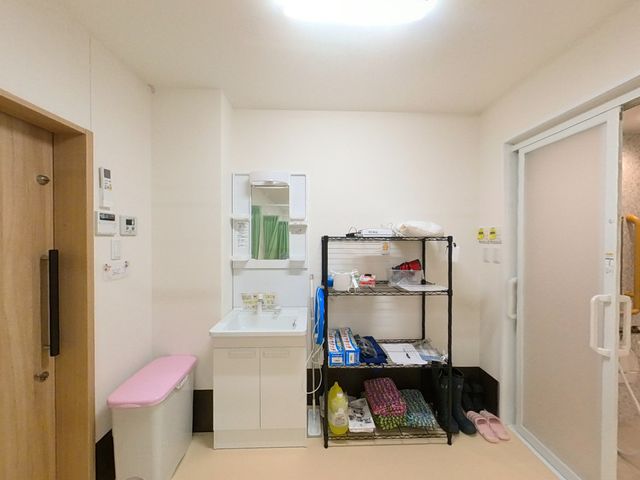 居室の一角 浴室 きれいに整えられた居室の一角です。必要な物が手の届く範囲に配置され、快適な日常生活をサポートします。