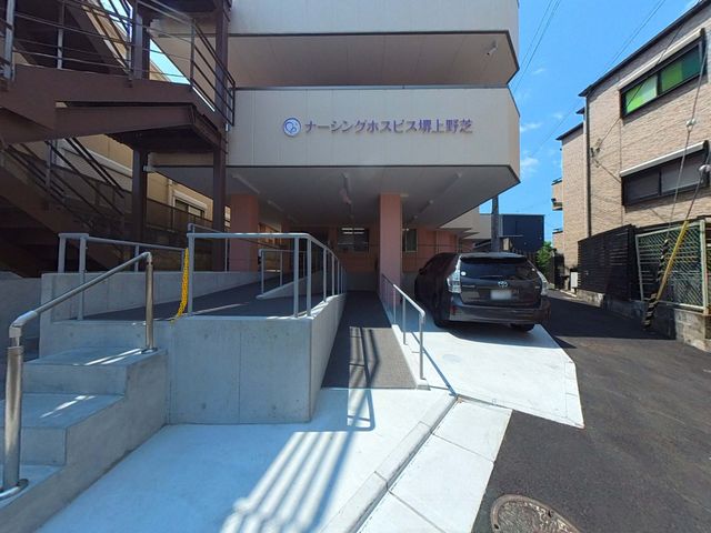施設前のバリアフリー入口 エントランス 手すりと緩やかなスロープが特徴のエントランスです。ご自身の足でお出かけや、お帰りの際も安心してご利用いただけます。