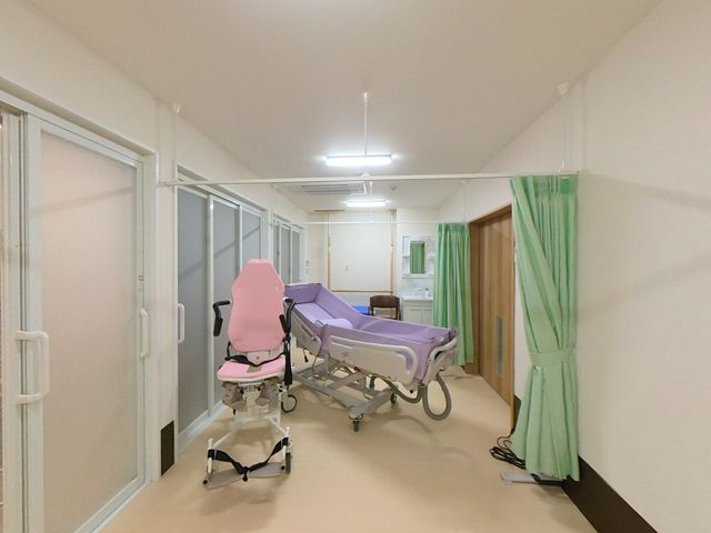 広々とした廊下 浴室 広々とした通路にはゆとりをもって配置された車椅子があり、快適にお過ごしいただける設計です。