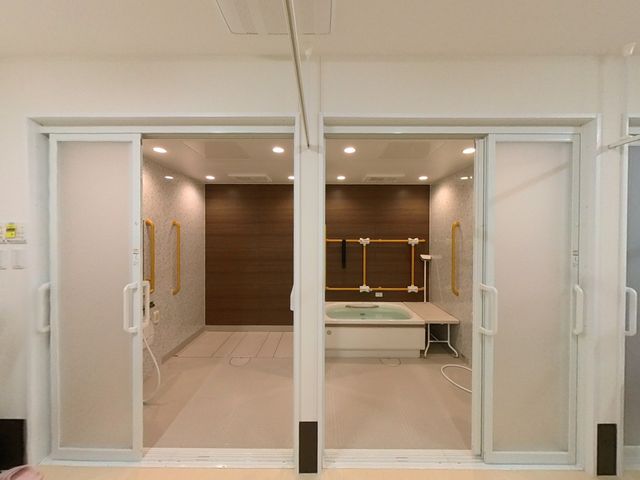 ゆったりとした浴室 浴室 ゆとりのある設計で、安心してくつろげる浴室です。手すりも備えられ、安全に配慮されています。