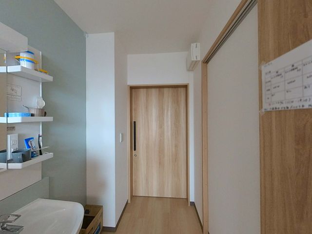 明るい居室の一角 居室 ゆとりある居室にはベッドと収納スペースが整い、快適な日々を過ごすための工夫が見られます。