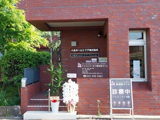 赤レンガの建物入口  