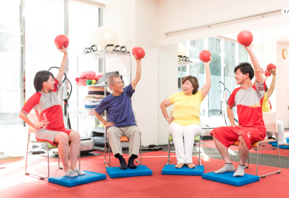 運動中の人々がいる部屋