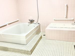 手すり付き浴室  