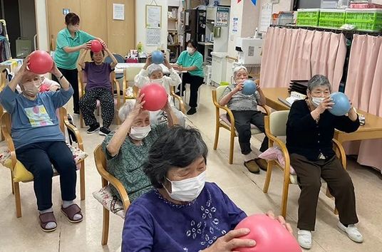 ボール体操中の部屋