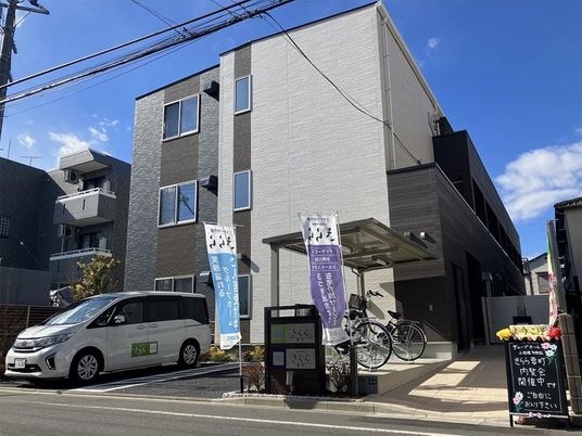 施設の外観と車寄せ  