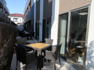 テラス席のある屋外空間  