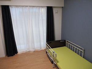 明るい居室のベッド  