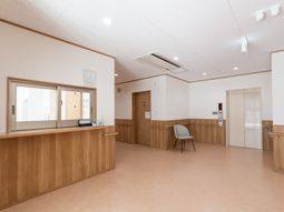 広々とした受付エリア
