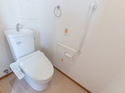 手すり付きの快適トイレ