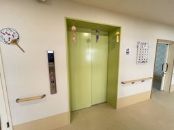 優しい色合いのエレベーター