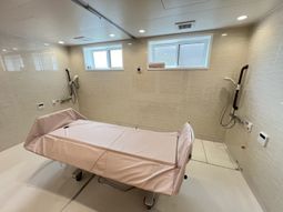 明るい浴室の一角