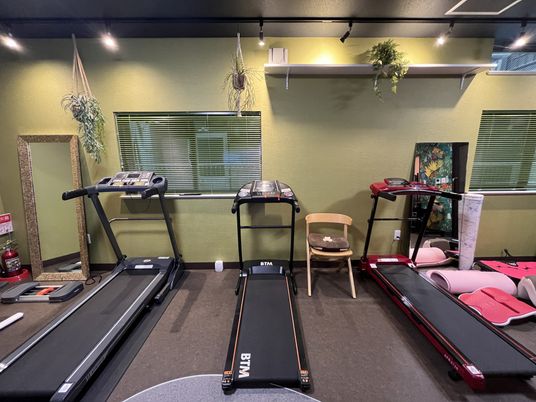 トレーニング機器が置かれた部屋