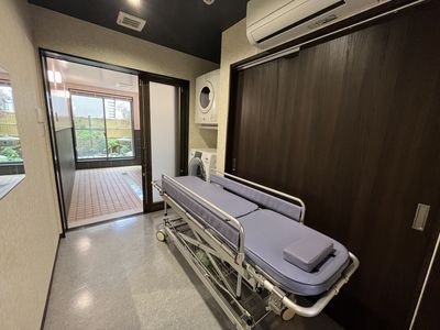 介護用ベッドと洗濯機の廊下