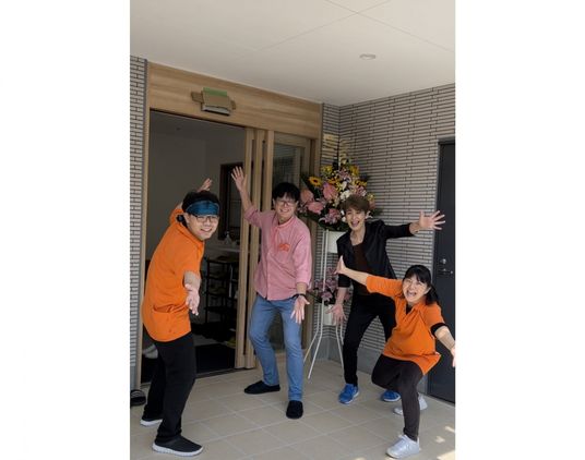 笑顔のスタッフがいるエントランス