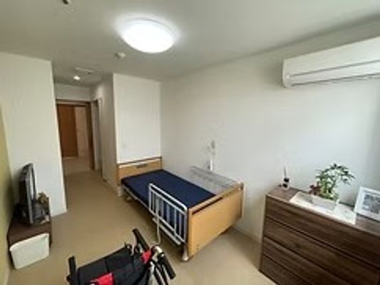 明るい居室のベッド  