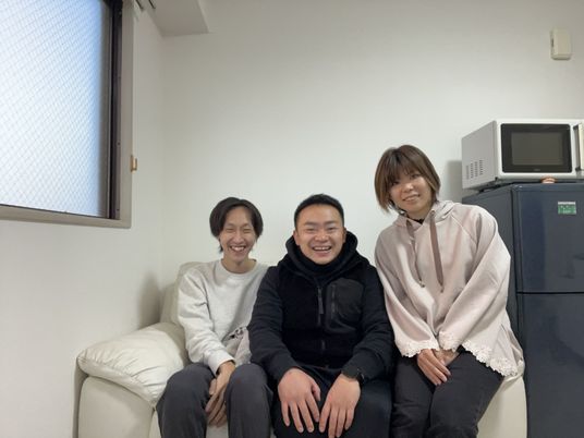 楽しいひとときを過ごす人々