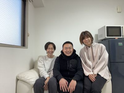楽しいひとときを過ごす人々
