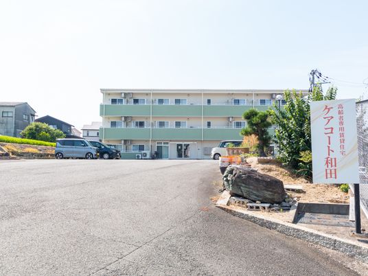看板前の建物
