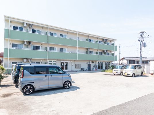車が停まる建物の外観