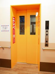 オレンジ色のエレベーター入口