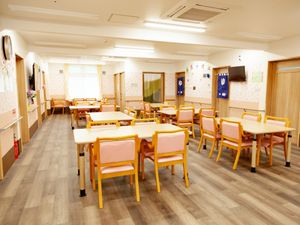 広々とした明るい食堂