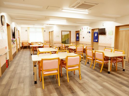 広々とした明るい食堂