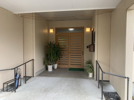 植物が置かれたエントランス