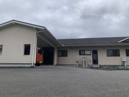 広い駐車場の外観