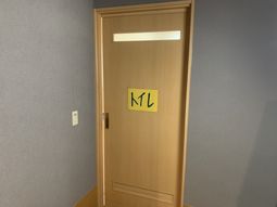 シンプルな扉のトイレ