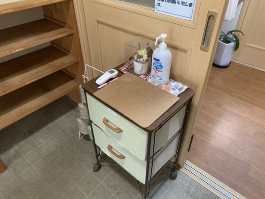 手洗い用品が並ぶ台所