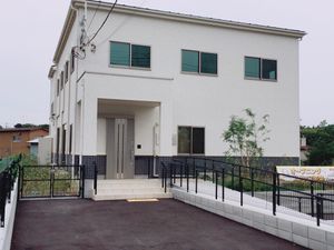 白い建物の外観  