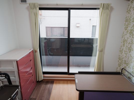 明るい居室の窓辺