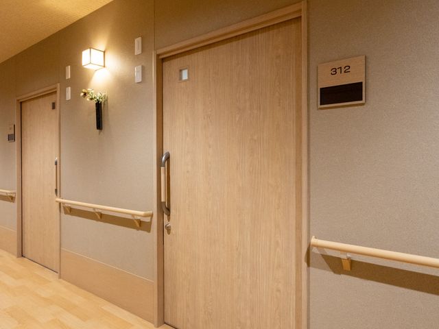 温かみある廊下 廊下 自然素材を取り入れた廊下は、温かみのある雰囲気で、柔らかな照明が心を和ませます。