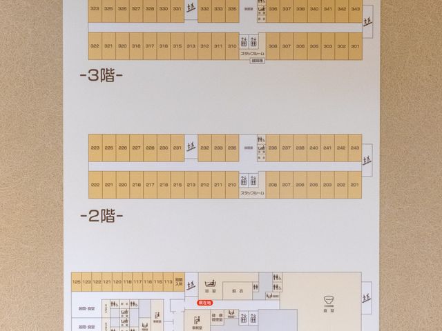 施設案内図 掲示物 各階のレイアウトが詳しく示されており、新入者の方も迷うことなくスムーズに行動できます。
