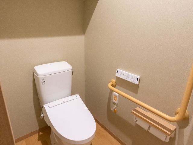 手すり付きのトイレ トイレ 手すりが設置された安心できる空間で、使いやすさが考慮されています。快適にご利用いただけます。
