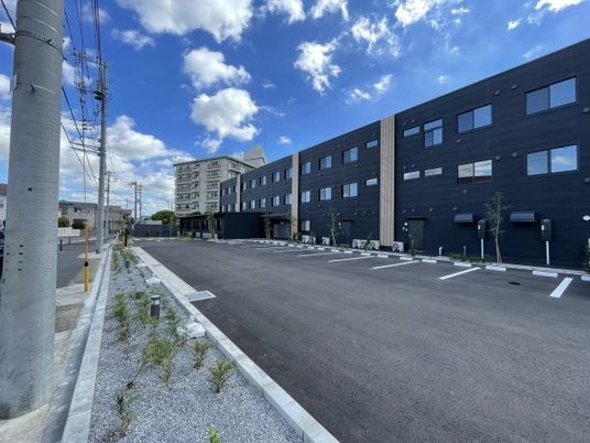 黒い外壁の建物外観  
