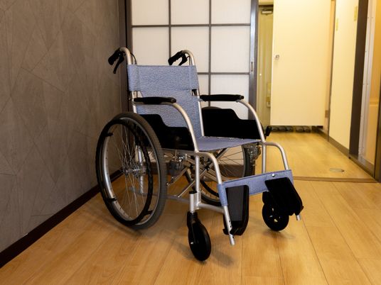 車椅子が置かれた廊下