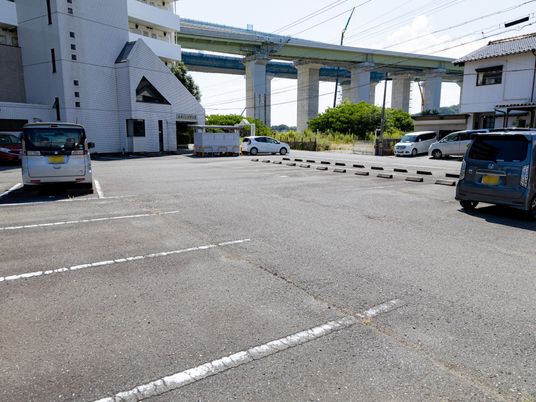 広々とした駐車場