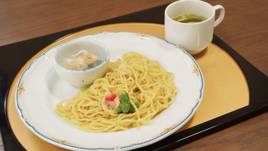 麺料理の配膳トレー