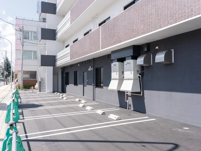 駐車場 設の敷地内には、来訪者用の駐車場が併設されています。ご面会時にご利用ください。