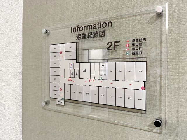 避難経路図の説明 廊下 壁に設置された避難経路図があり、緊急時の案内を確認できます。スタッフに必須の知識です。