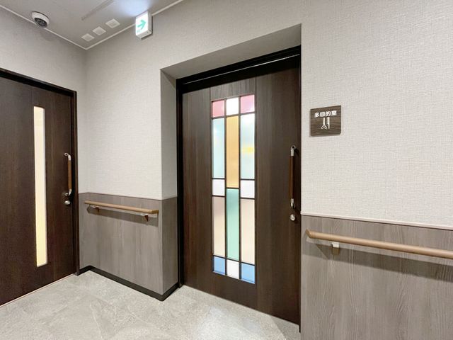 使いやすい出入口 多目的室 多目的室への入り口は広めの自動ドアです。手すりが設置され、利用者の安全を考慮しています。