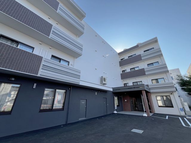 居室のある建物の外観 外観 居室が並ぶ建物は、広々とした造りで清潔感があります。快適な暮らしをサポートいたします。