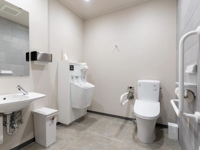 共用トイレ 1階の共用トイレは、面会にお越しいただく方にも安心してご利用いただけます。トイレには手すりが付いてお
り、足腰が不自由な方でも利用しやすい設計です。オストメイト対応の流しも設置しております。
