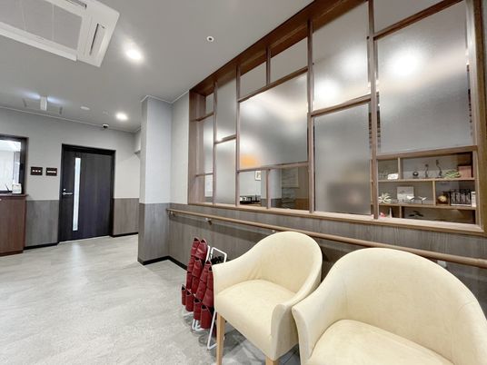 二脚の椅子と廊下