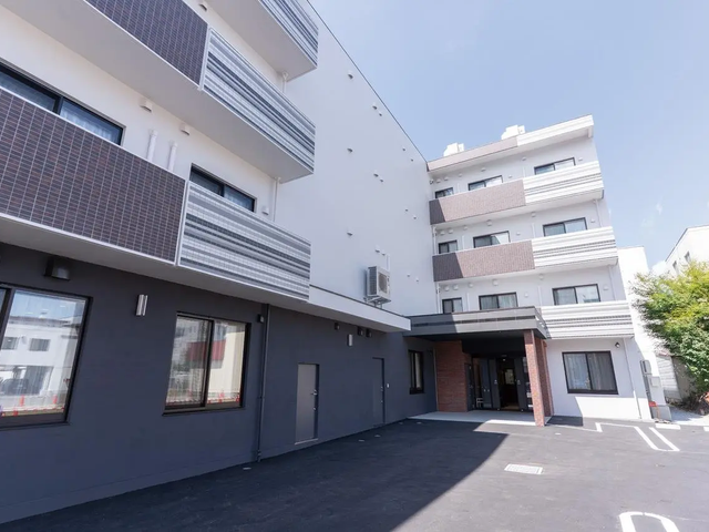 外観 施設の建物は4階建ての鉄筋コンクリート造。駐車場もありご家族様の訪問時にもご利用可能です。※土
地・建物の権利形態：事業主体非所有