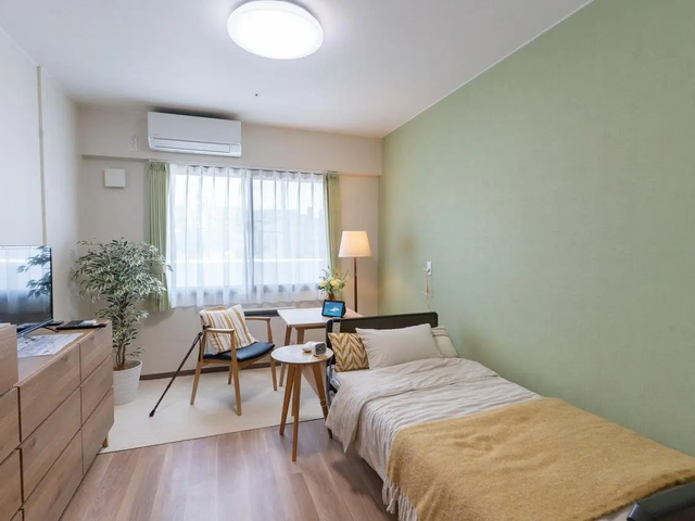 モデルルーム 約11畳のお部屋に、介護ベッド、エアコン、洗面台、収納、温水洗浄機能付トイレ、ケアコールを完備。全
室個室です。家具のお持ち込みもできるため、今までと同じような雰囲気で過ごすことができます。