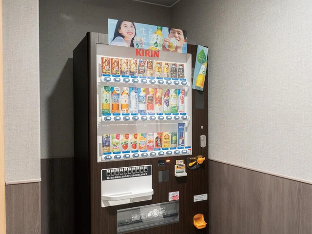 自動販売機 施設内の自動販売機は、車いすの方でも上部の飲み物を選びやすいユニバーサルデザイン。ご家族様の面
会時にもご利用ください。