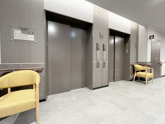 静かなエレベーター前 エレベーター 落ち着いた雰囲気のあるエレベーター前です。休憩用の椅子も設置されています。